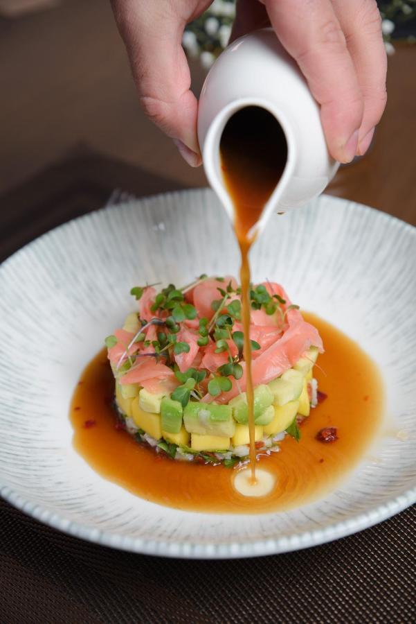Royal Tulip Hotel & Casino, Tbilisi ภายนอก รูปภาพ Soy sauce being drizzled over a sushi dish