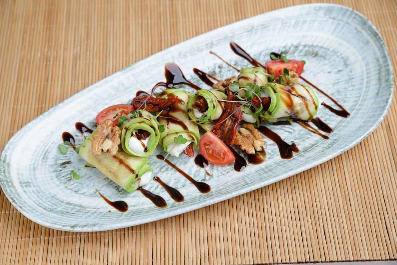 Royal Tulip Hotel & Casino, Tbilisi ภายนอก รูปภาพ A salad with balsamic vinegar