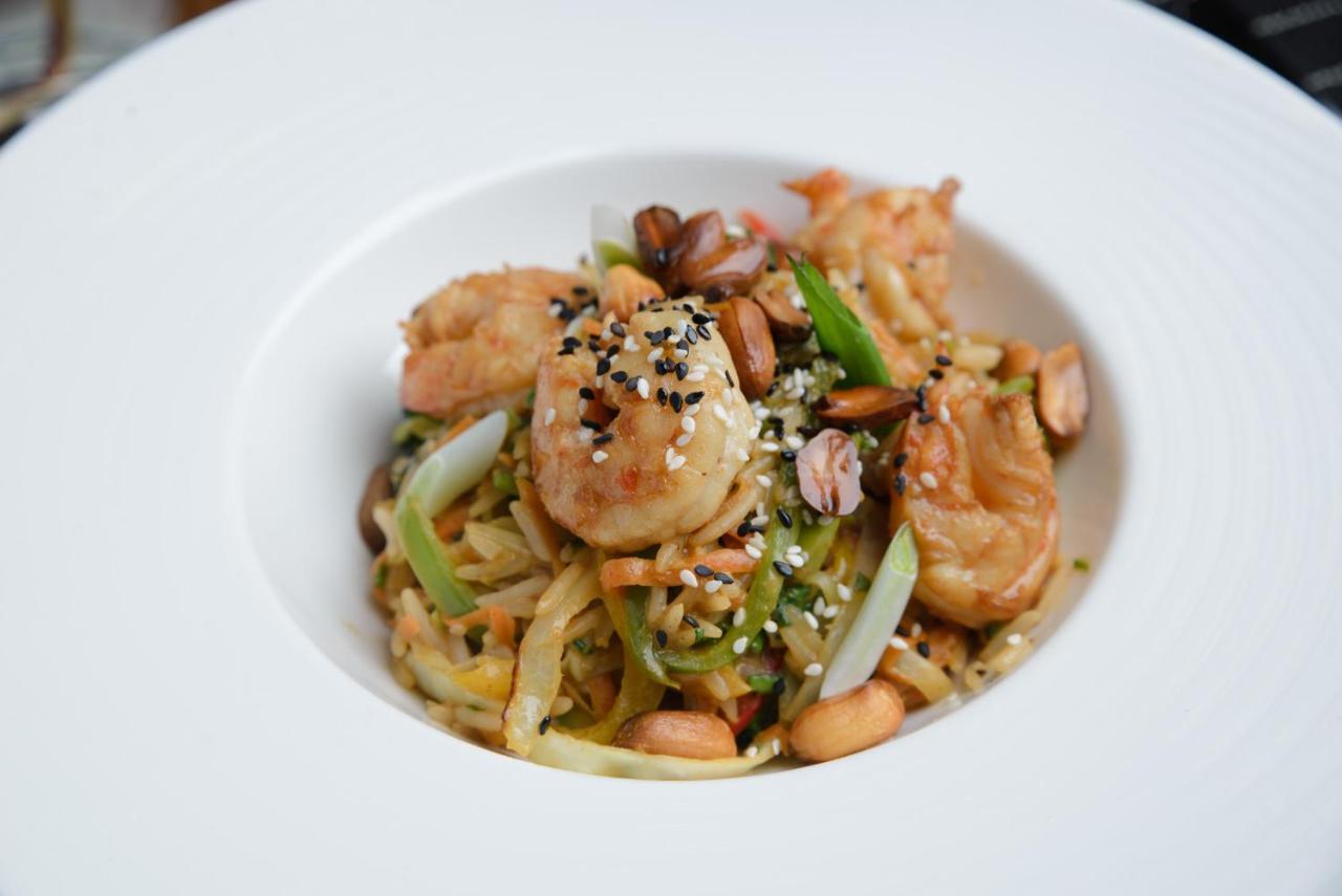 Royal Tulip Hotel & Casino, Tbilisi ภายนอก รูปภาพ Shrimp chow mein