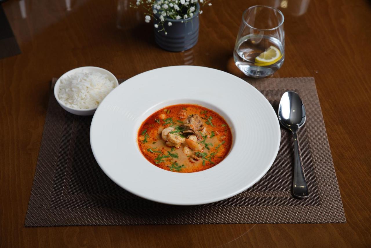 Royal Tulip Hotel & Casino, Tbilisi ภายนอก รูปภาพ A bowl of tom yum soup