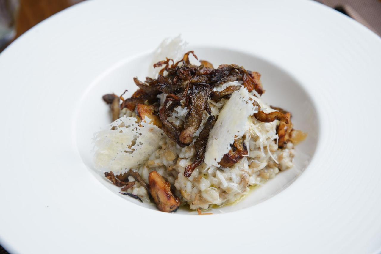 Royal Tulip Hotel & Casino, Tbilisi ภายนอก รูปภาพ A risotto with black truffle