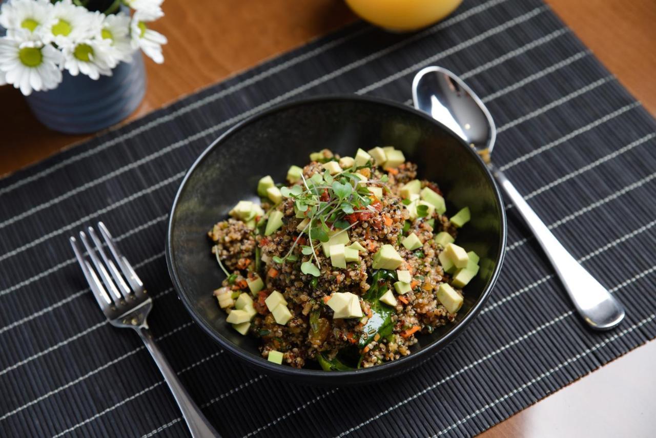 Royal Tulip Hotel & Casino, Tbilisi ภายนอก รูปภาพ Quinoa salad with avocado