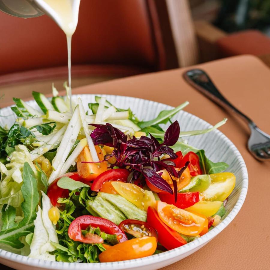 Royal Tulip Hotel & Casino, Tbilisi ภายนอก รูปภาพ A salad being drizzled with a vinaigrette