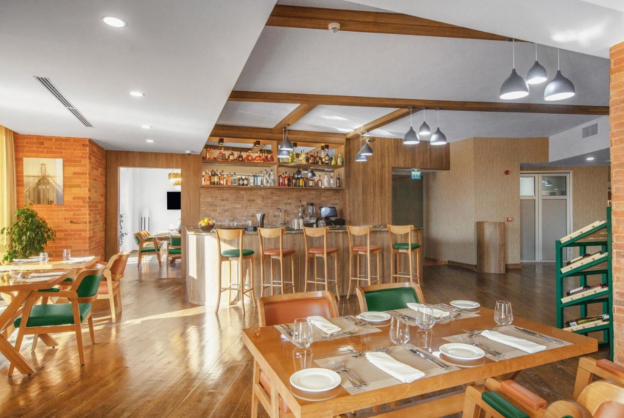 Royal Tulip Hotel & Casino, Tbilisi ภายนอก รูปภาพ The restaurant at the hotel