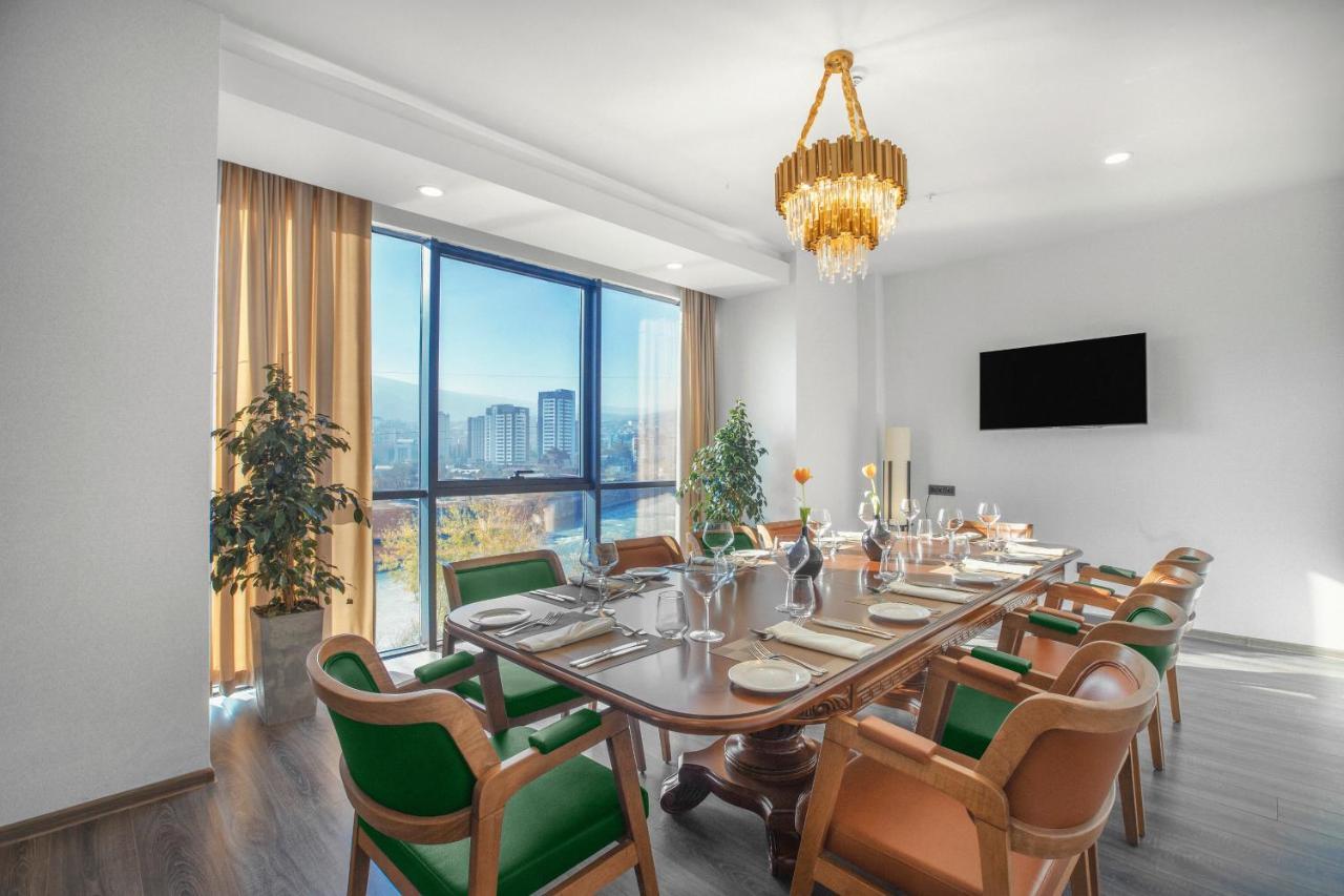 Royal Tulip Hotel & Casino, Tbilisi ภายนอก รูปภาพ The dining room
