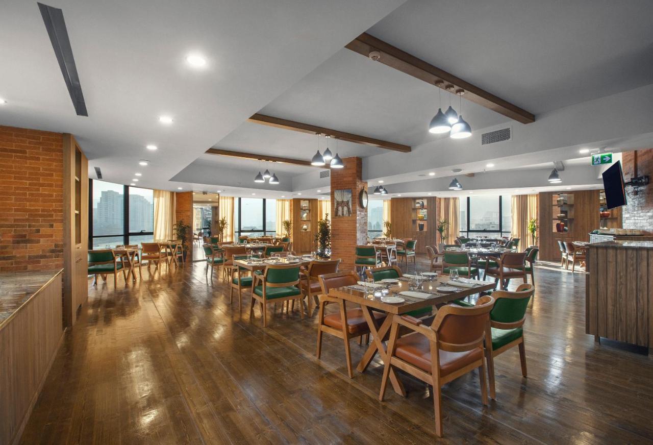 Royal Tulip Hotel & Casino, Tbilisi ภายนอก รูปภาพ The restaurant at the 10th floor