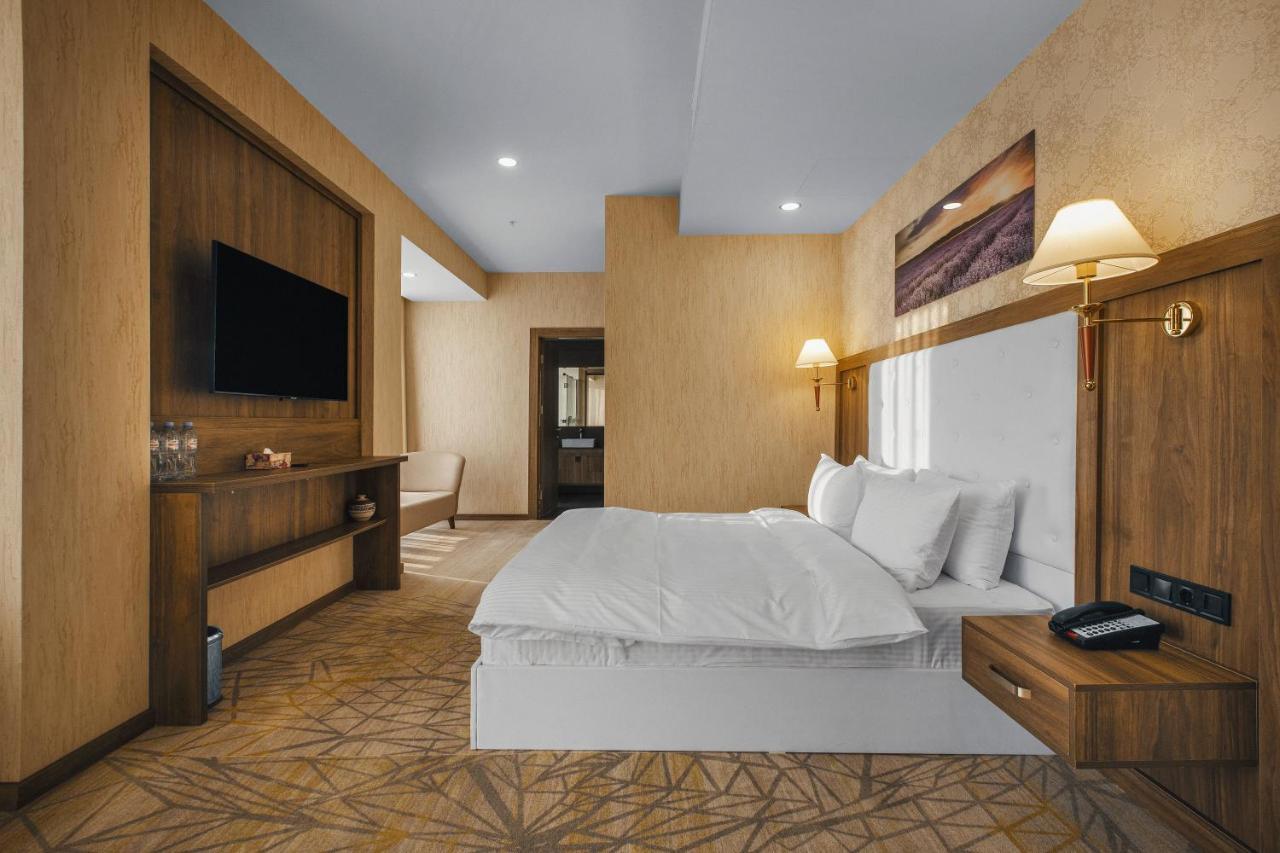 Royal Tulip Hotel & Casino, Tbilisi ภายนอก รูปภาพ Deluxe Suite