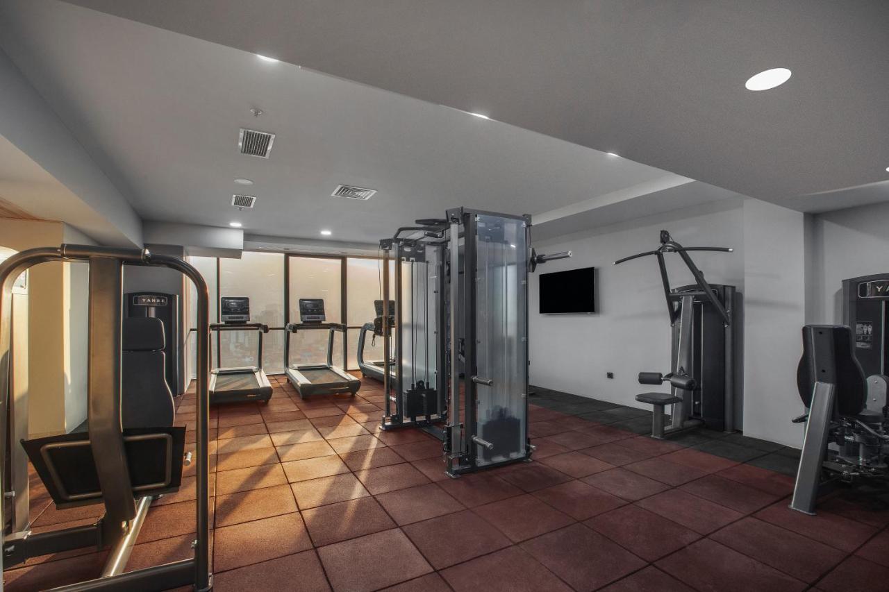 Royal Tulip Hotel & Casino, Tbilisi ภายนอก รูปภาพ The gym at the hotel