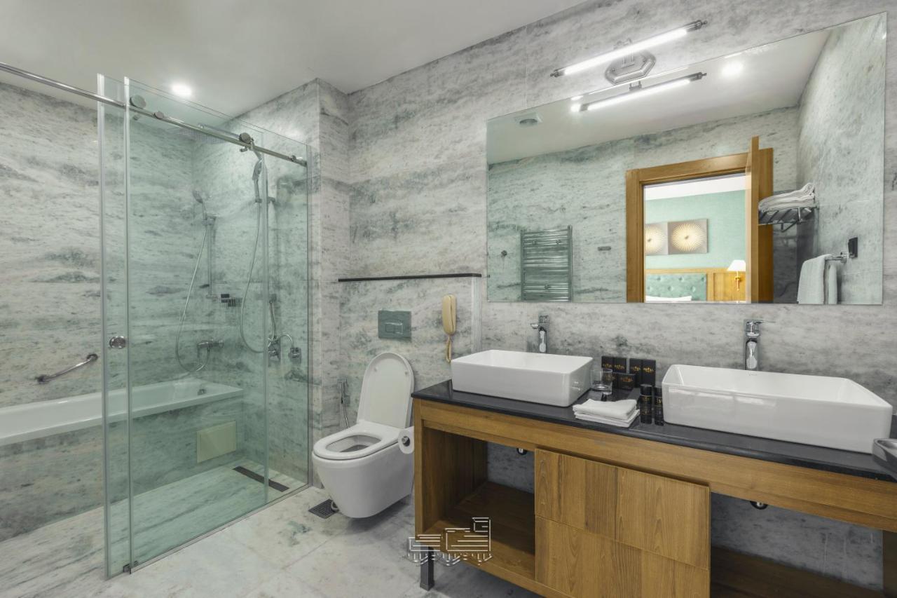 Royal Tulip Hotel & Casino, Tbilisi ภายนอก รูปภาพ Bathroom