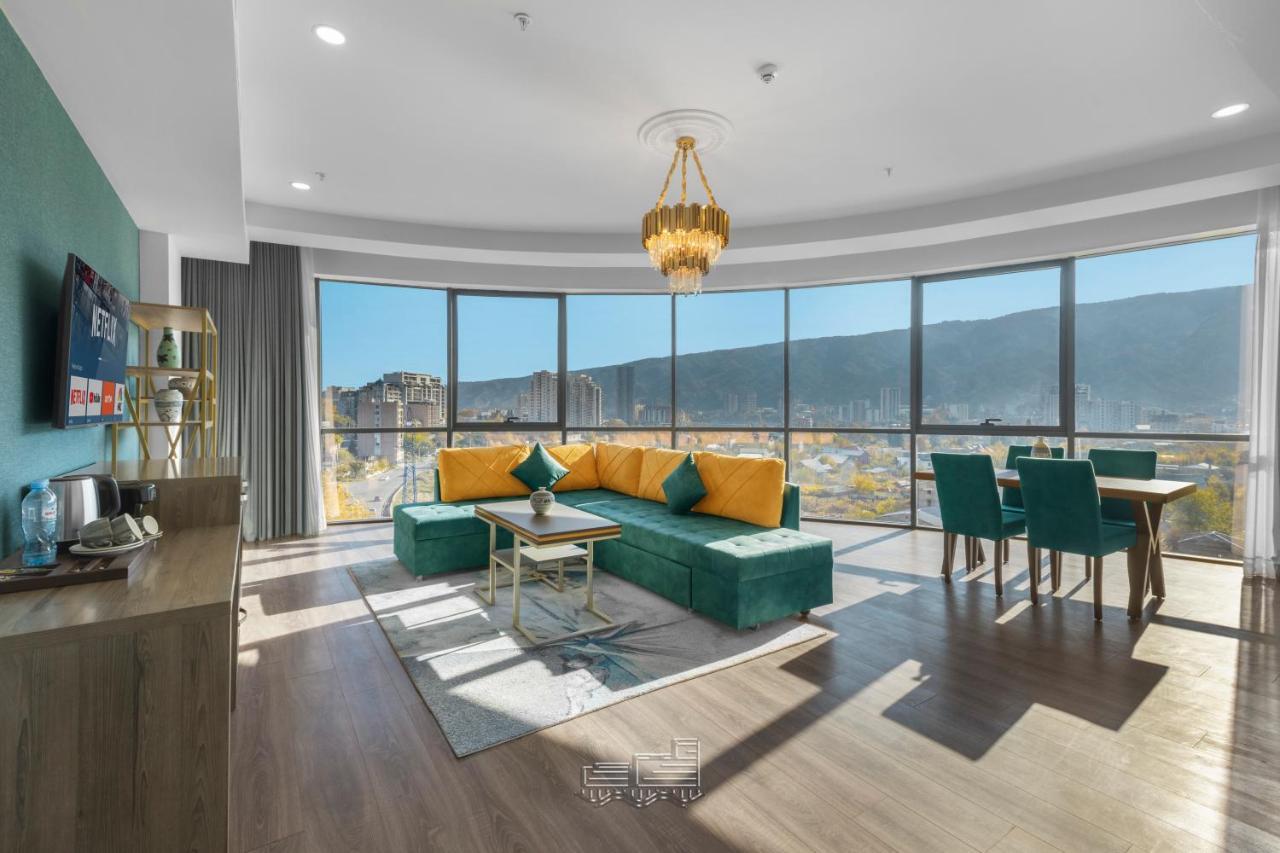 Royal Tulip Hotel & Casino, Tbilisi ภายนอก รูปภาพ A living room in a modern apartment