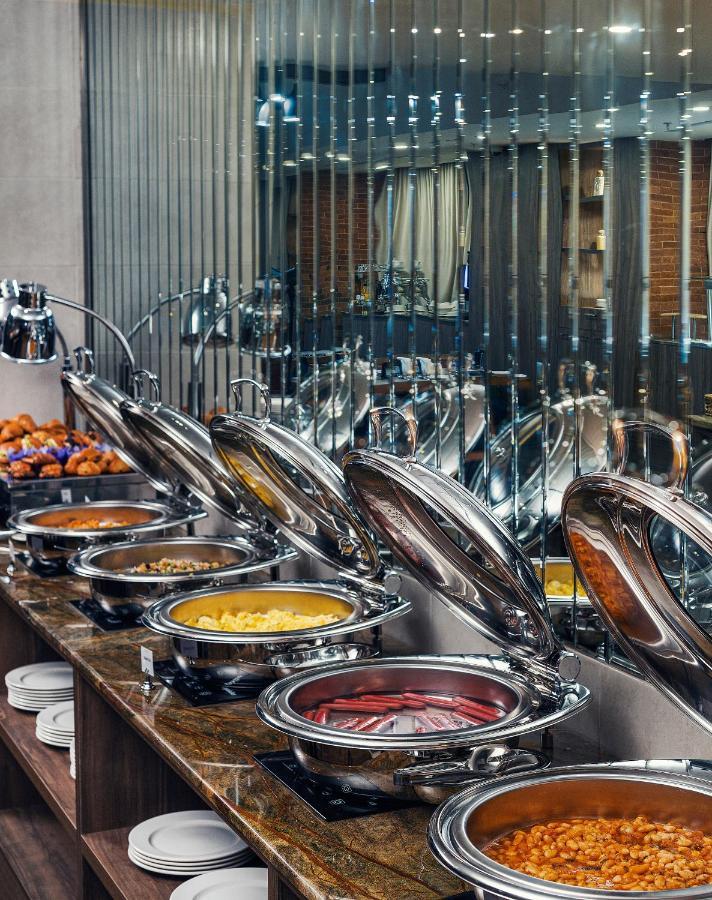 Royal Tulip Hotel & Casino, Tbilisi ภายนอก รูปภาพ A buffet at a hotel