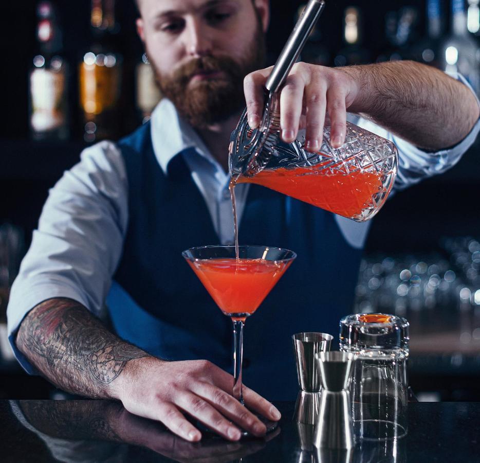 Royal Tulip Hotel & Casino, Tbilisi ภายนอก รูปภาพ A bartender preparing a cocktail