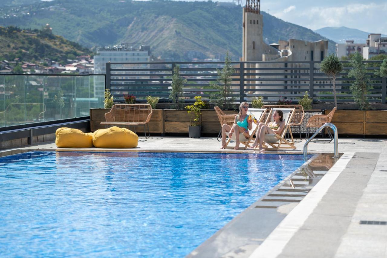 Royal Tulip Hotel & Casino, Tbilisi ภายนอก รูปภาพ Rooftop pool