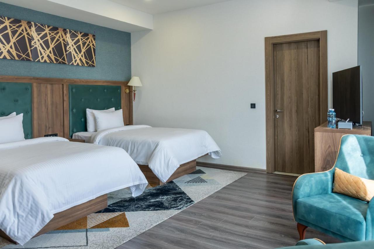 Royal Tulip Hotel & Casino, Tbilisi ภายนอก รูปภาพ A room at the hotel