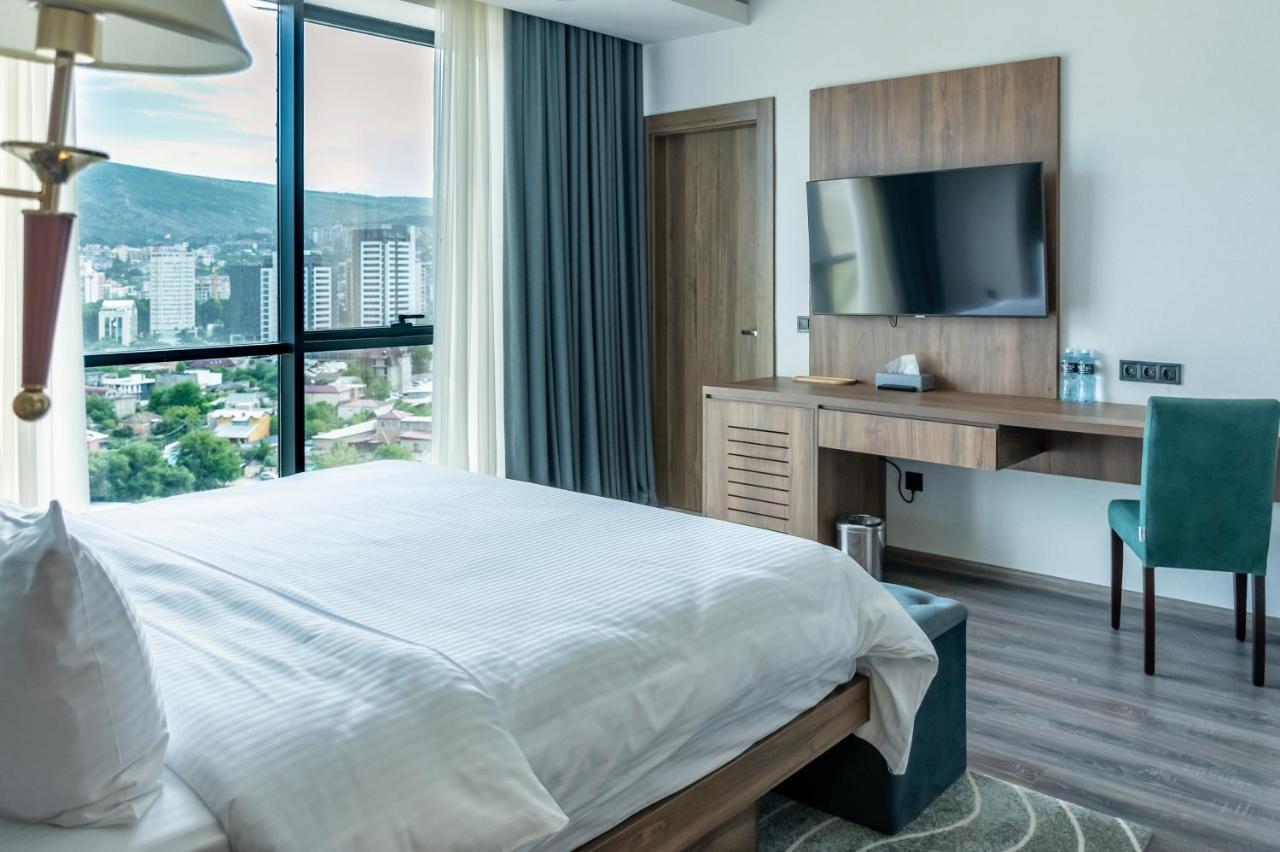 Royal Tulip Hotel & Casino, Tbilisi ภายนอก รูปภาพ A bedroom at the hotel