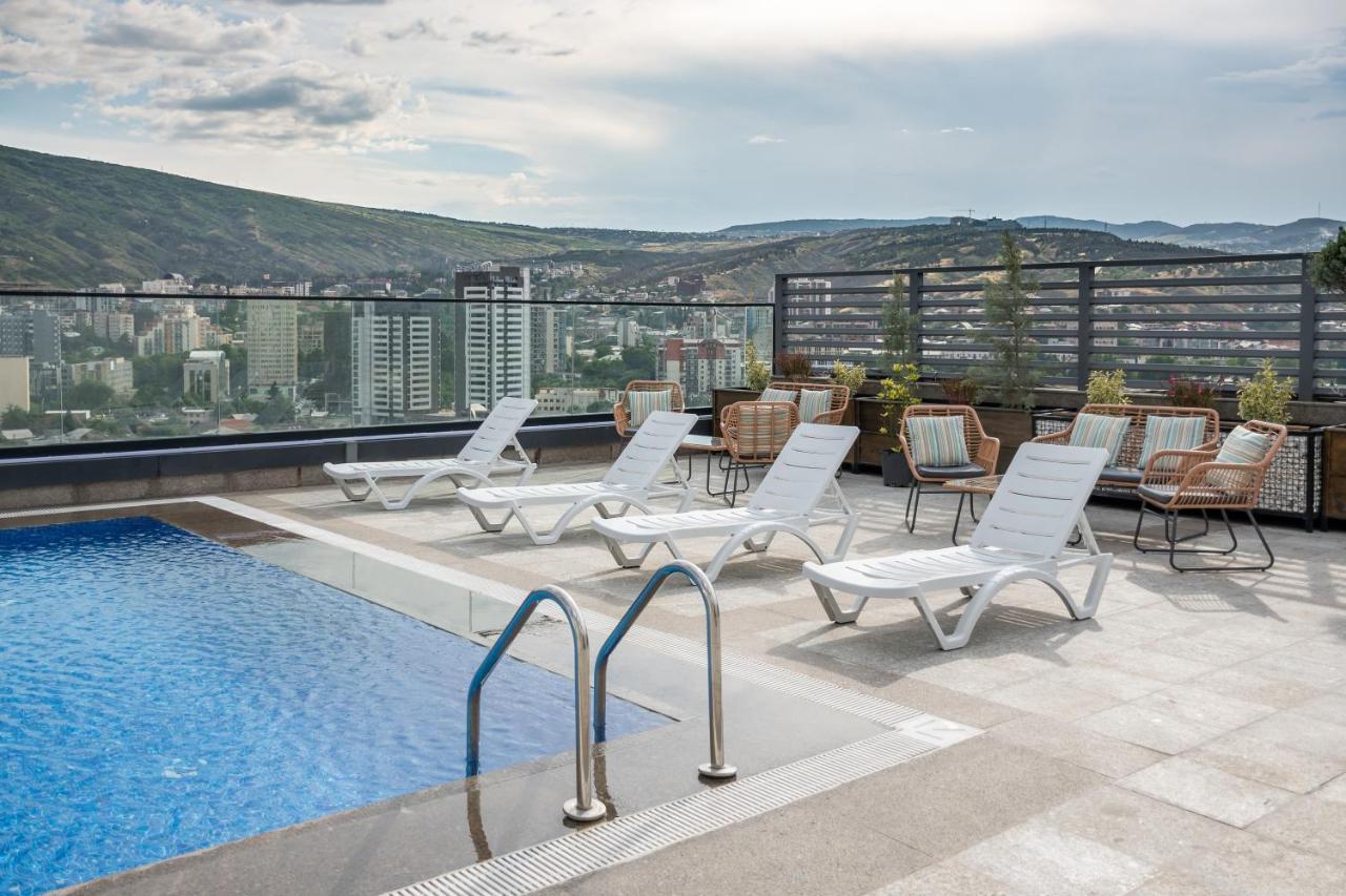 Royal Tulip Hotel & Casino, Tbilisi ภายนอก รูปภาพ Rooftop pool